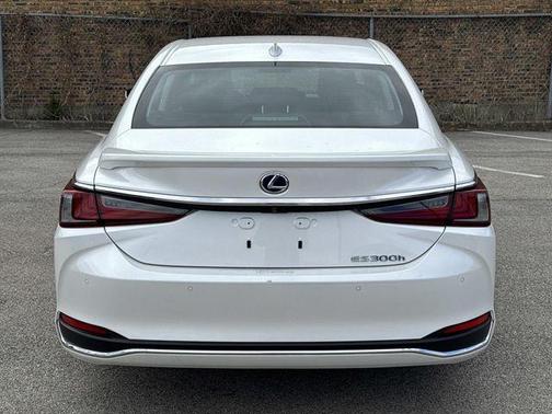 Eminent White Pearl 2022 Lexus ES 300h Luxury