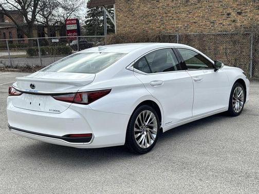 Eminent White Pearl 2022 Lexus ES 300h Luxury