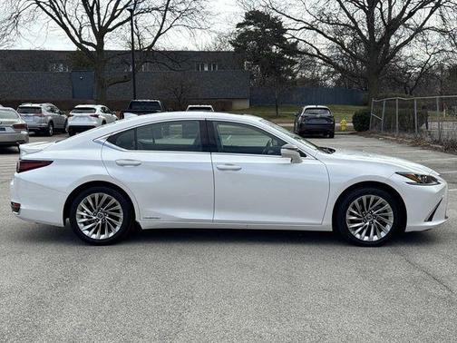 Eminent White Pearl 2022 Lexus ES 300h Luxury