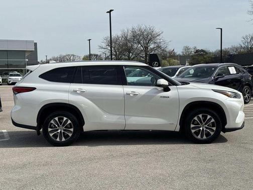 Blizzard Pearl 2020 Toyota Highlander Hybrid XLE
