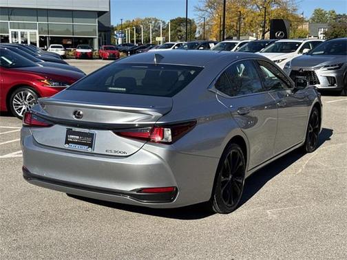 2023 Lexus ES 300h F SPORT Handling