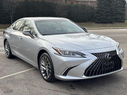 2025 Lexus ES 300h Luxury