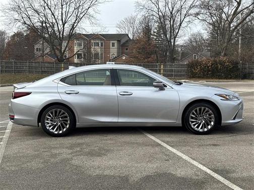 2025 Lexus ES 300h Luxury