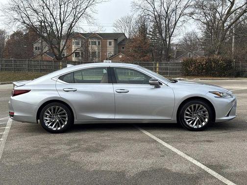 2025 Lexus ES 300h Luxury