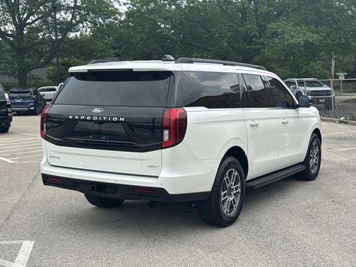 Star White Metallic Tri-Coat 2025 Ford Expedition Max Active 4x2