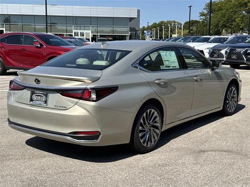 2025 Lexus ES 300h Luxury