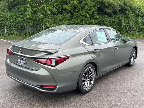 2025 Lexus ES 300h Luxury