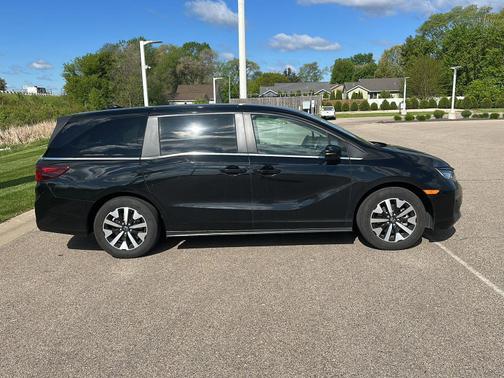 Crystal Black Pearl 2025 Honda Odyssey