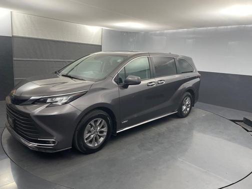 Photo 5 of 36 of 2021 Toyota Sienna XLE