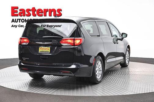 Brilliant Black Crystal Pearlcoat 2024 Chrysler Voyager LX
