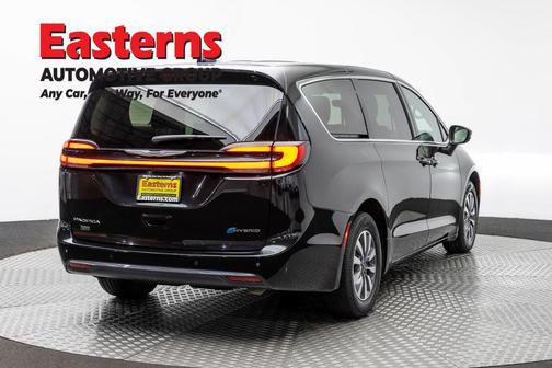 Brilliant Black Crystal Pearlcoat 2023 Chrysler Pacifica Hybrid Touring L