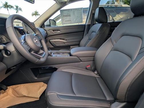 2025 Nissan Pathfinder SL FWD