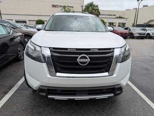 2025 Nissan Pathfinder SL FWD