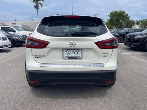Pearl White Tricoat 2022 Nissan Rogue Sport SV