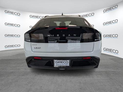 Everest White Pearl Tricoat 2026 Nissan Leaf PLATINUM+