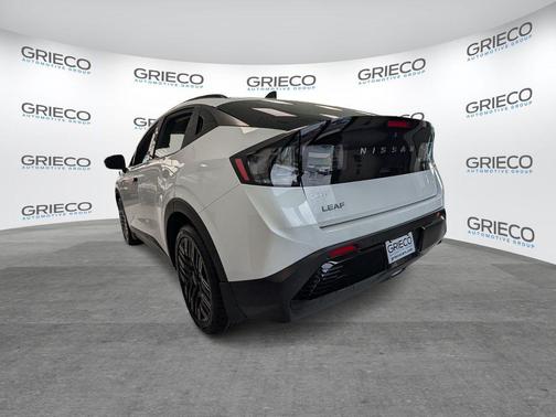 Everest White Pearl Tricoat 2026 Nissan Leaf PLATINUM+