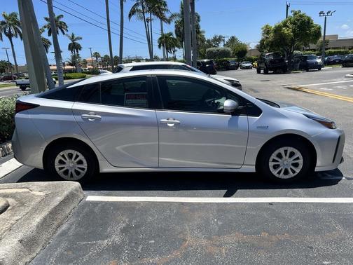 2022 Toyota Prius LE