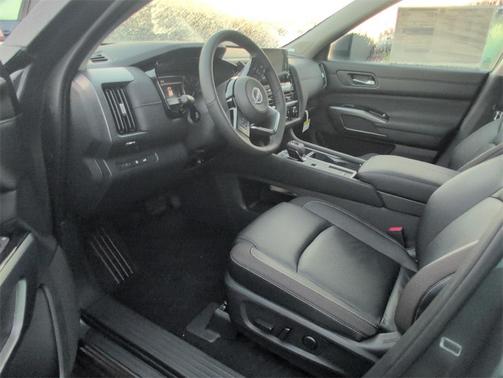 2025 Nissan Pathfinder SL FWD