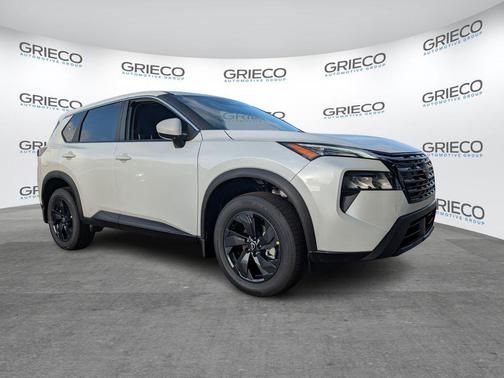 Everest White Pearl Tricoat 2026 Nissan Rogue SV