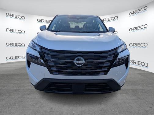 Everest White Pearl Tricoat 2026 Nissan Rogue SV