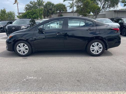 Super Black 2023 Nissan Versa 1.6 S