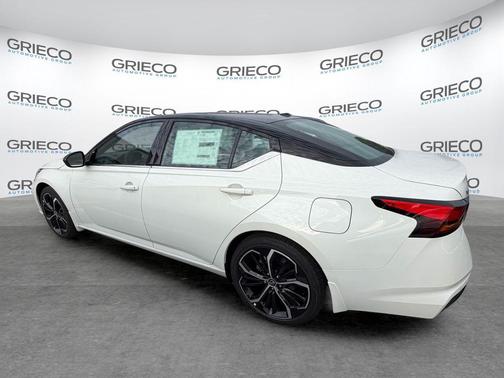 Pearl White Tricoat/Super Black 2026 Nissan Altima SR FWD