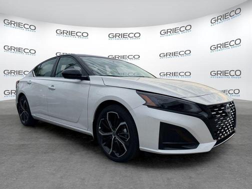 Pearl White Tricoat/Super Black 2026 Nissan Altima SR FWD