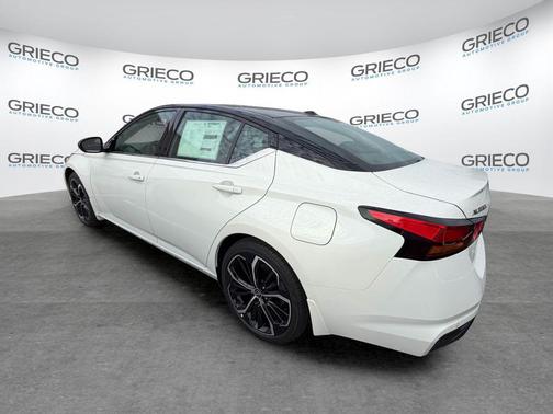 Pearl White Tricoat/Super Black 2026 Nissan Altima SR FWD