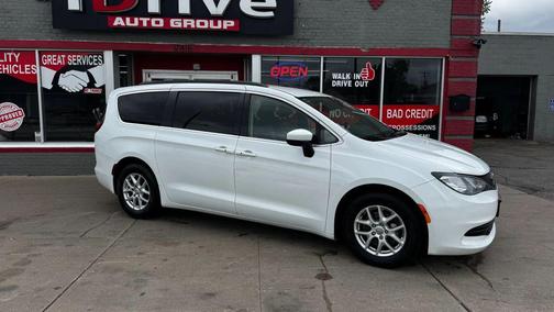 Bright White Clearcoat 2020 Chrysler Voyager LXI