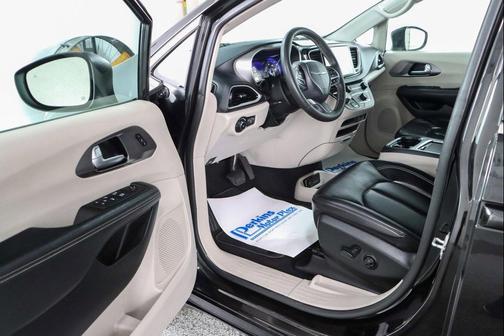 Brilliant Black Crystal Pearlcoat 2023 Chrysler Pacifica Touring L