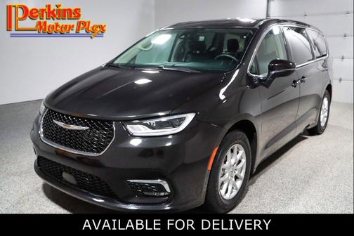 Brilliant Black Crystal Pearlcoat 2023 Chrysler Pacifica Touring L