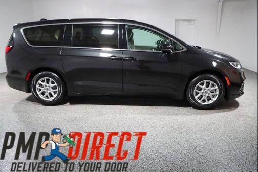 Brilliant Black Crystal Pearlcoat 2023 Chrysler Pacifica Touring L