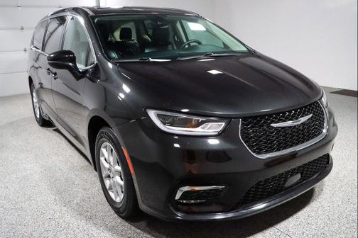 Brilliant Black Crystal Pearlcoat 2023 Chrysler Pacifica Touring L