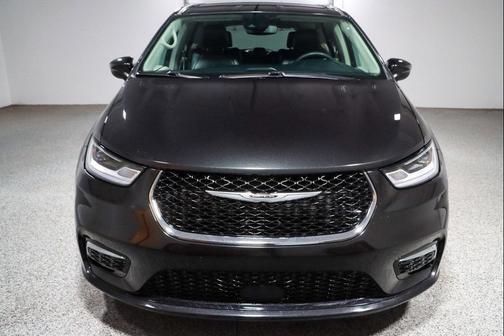 Brilliant Black Crystal Pearlcoat 2023 Chrysler Pacifica Touring L