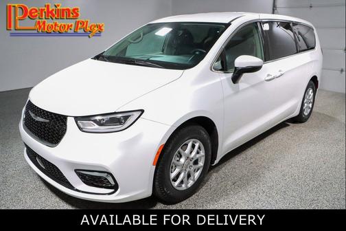 Bright White Clearcoat 2023 Chrysler Pacifica Touring L