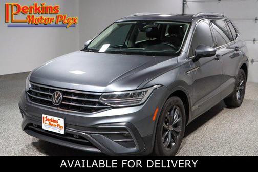 Platinum Gray Metallic 2023 Volkswagen Tiguan 2.0T SE
