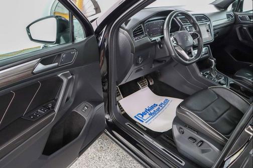 Deep Black Pearl 2022 Volkswagen Tiguan 2.0T SEL R-Line 4MOTION