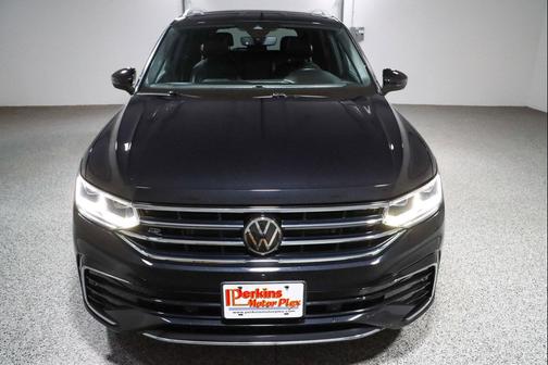 Deep Black Pearl 2022 Volkswagen Tiguan 2.0T SEL R-Line 4MOTION