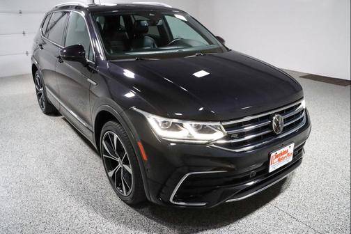Deep Black Pearl 2022 Volkswagen Tiguan 2.0T SEL R-Line 4MOTION