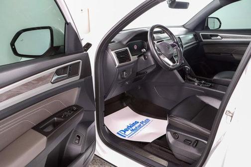 Pure White 2022 Volkswagen Atlas Cross Sport 3.6L V6 SE w/Technology