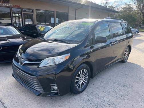 2018 Toyota Sienna XLE