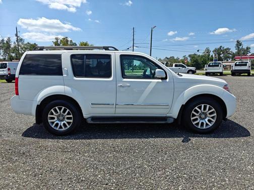 2011 Nissan Pathfinder LE