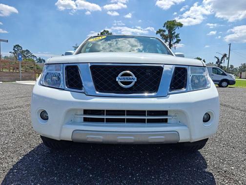 2011 Nissan Pathfinder LE