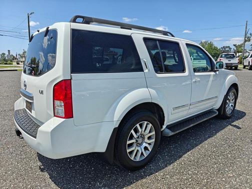 2011 Nissan Pathfinder LE
