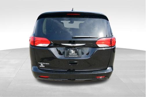 Diamond Black Crystal Pearlcoat 2024 Chrysler Voyager LX