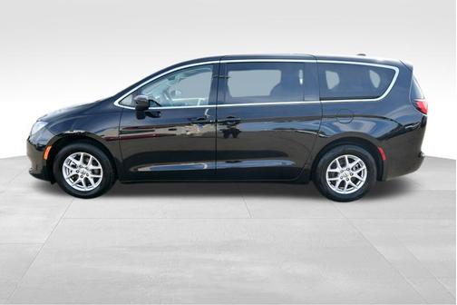Diamond Black Crystal Pearlcoat 2024 Chrysler Voyager LX