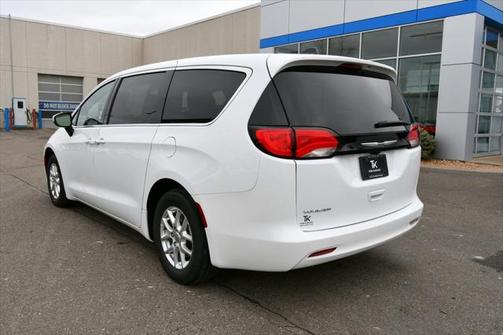 2022 Chrysler Voyager LX