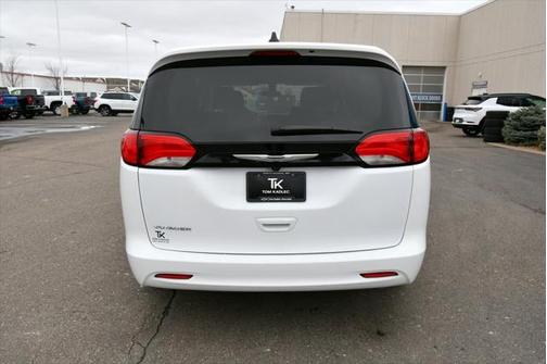2022 Chrysler Voyager LX