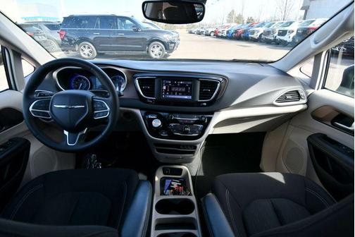 Silver Mist Clearcoat 2024 Chrysler Voyager LX