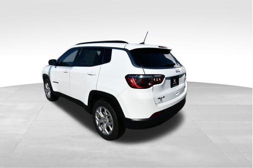 Bright White Clearcoat 2024 Jeep Compass Latitude